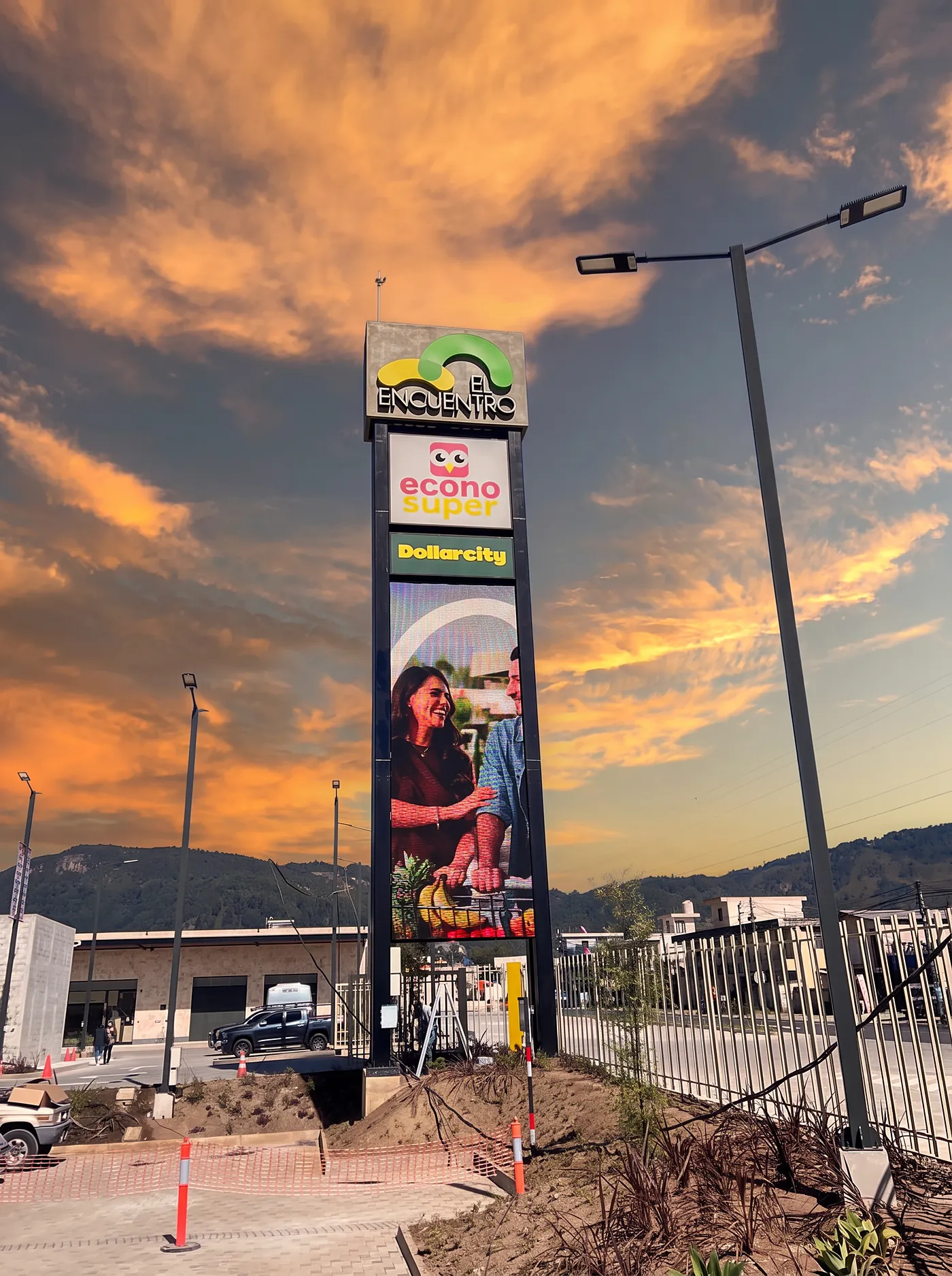 Torre publicitaria LED de El Encuentro en Quetzaltenango