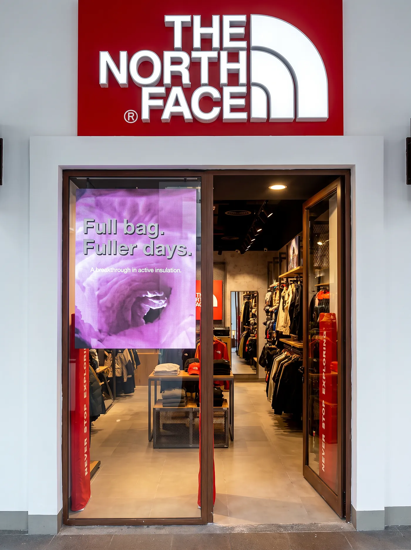 Pantalla LED en The North Face, Ciudad Cayalá