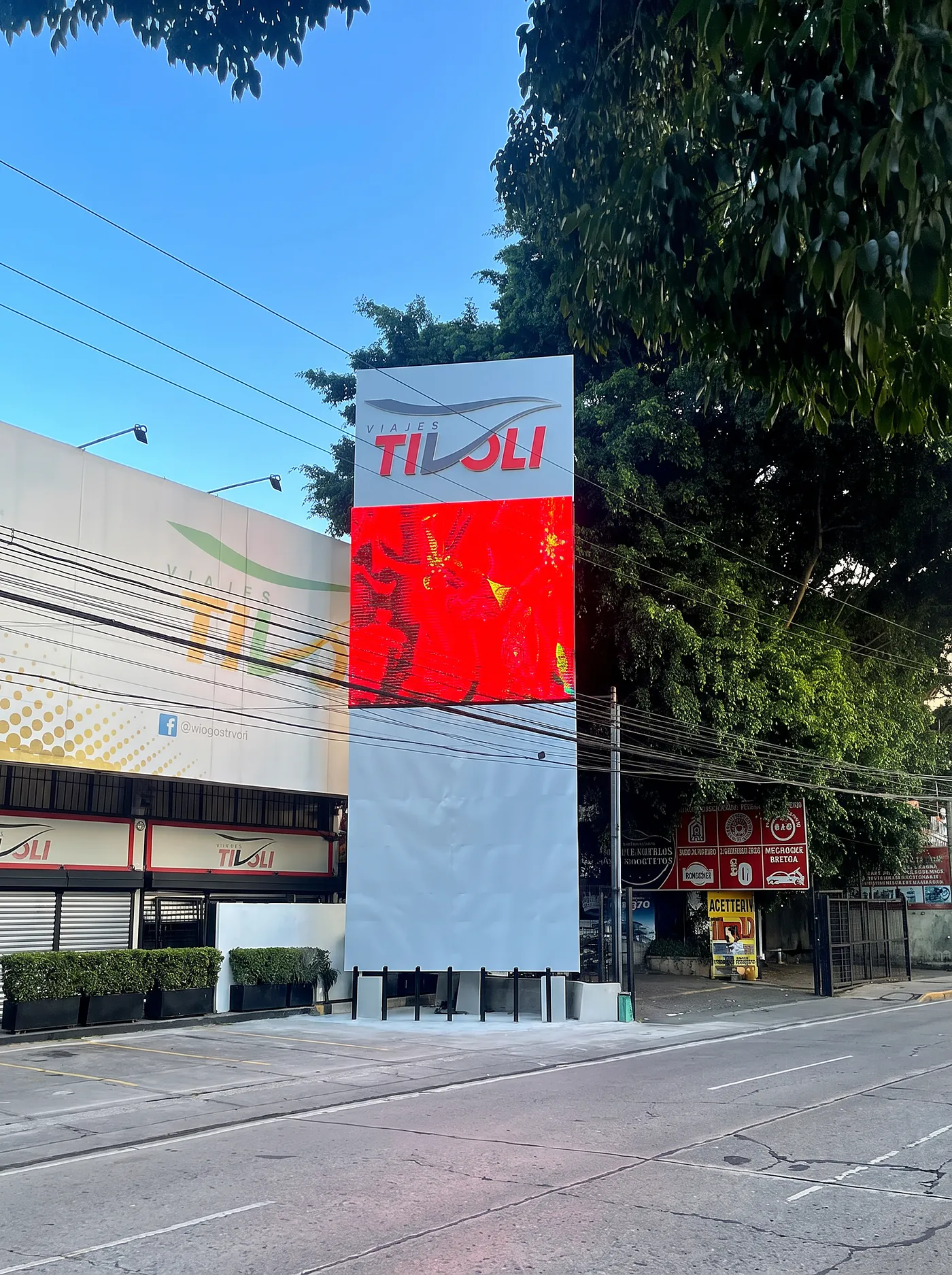 Valla LED exterior en Viajes Tivoli, zona 9