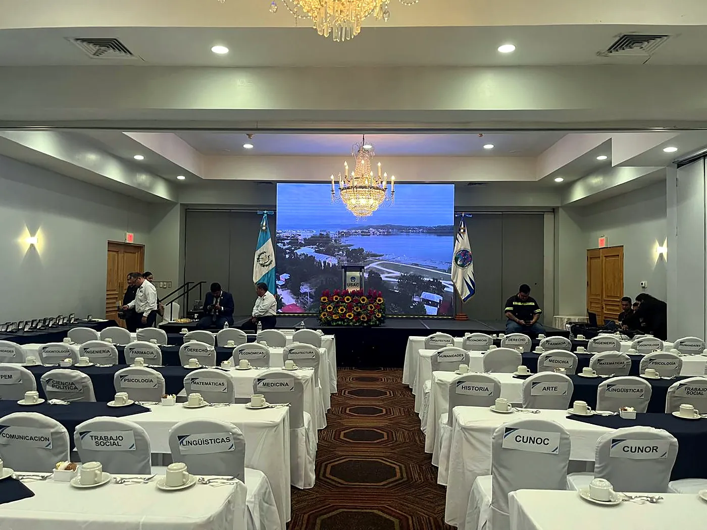 Pantalla LED gigante montada en el escenario del congreso oficial de la USAC
