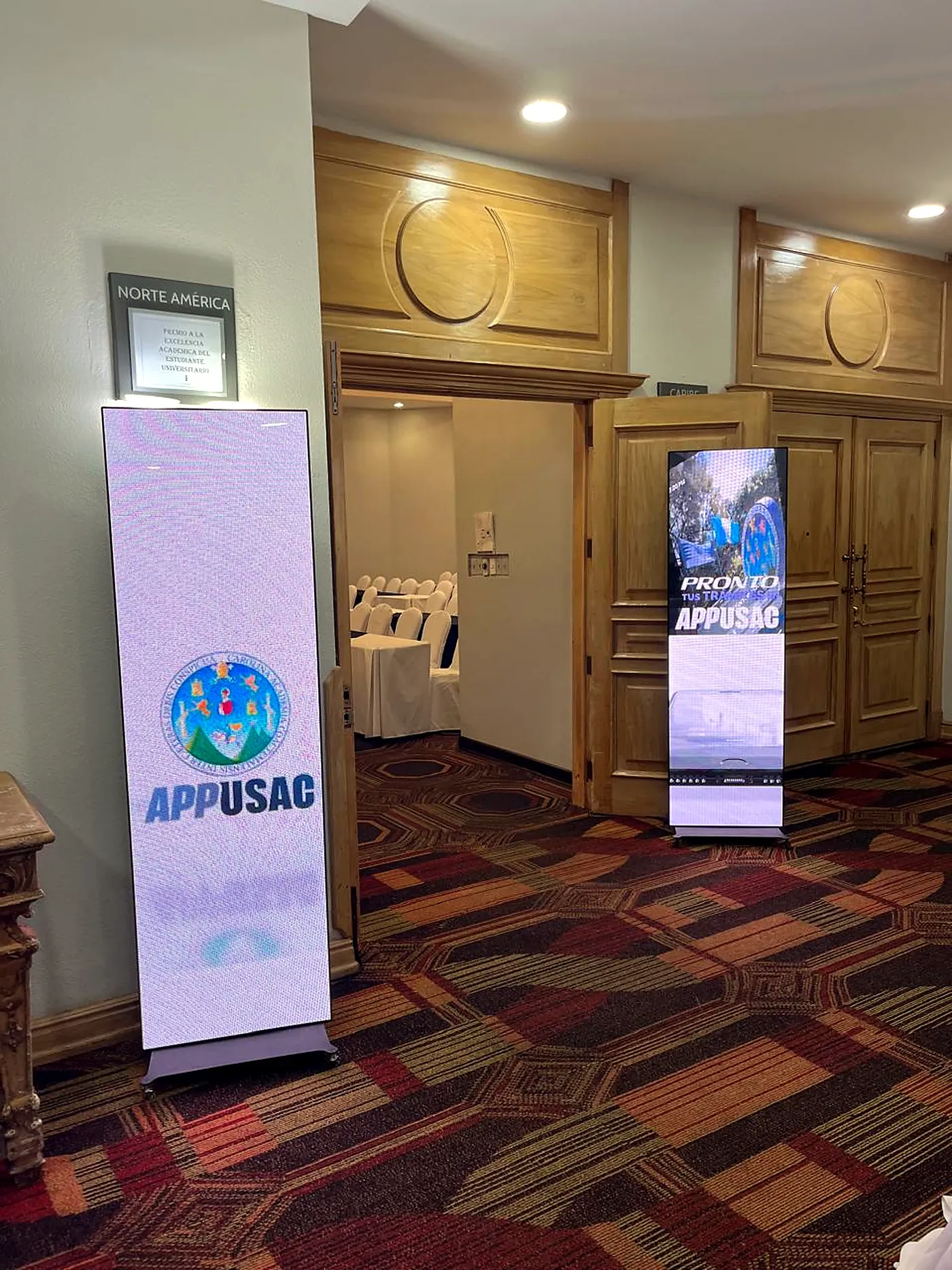 Pósters LED de APPUSAC en evento académico de la Universidad de San Carlos de Guatemala